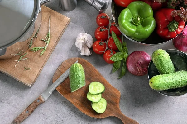 Sammansättning med köksredskap och grönsaker på bordet — Stockfoto