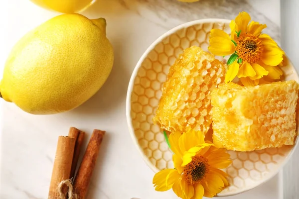 Honingraat op marmeren bord — Stockfoto