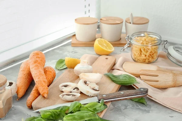 Složení s nádobím a ingredience na stole — Stock fotografie