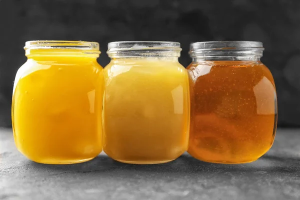 Aromatische honing in potten — Stockfoto