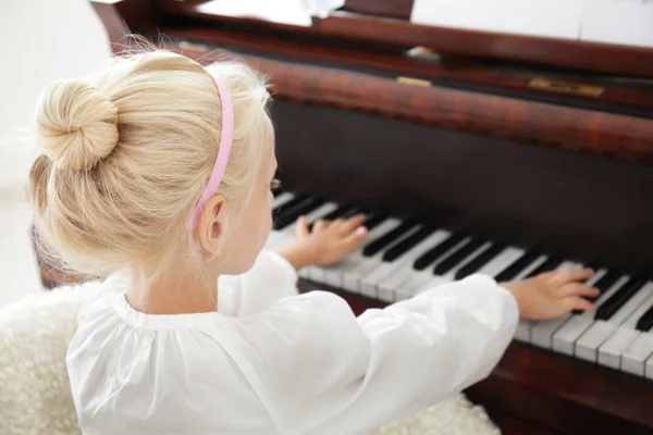 Meisje pianospelen binnenshuis — Stockfoto