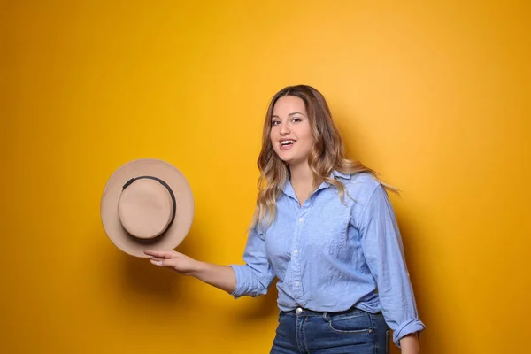 Jovem Mulher Sorridente Com Chapéu Fundo Cor — Fotografia de Stock