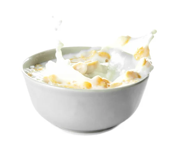 Splash van melk in kom met maïs vlokken — Stockfoto
