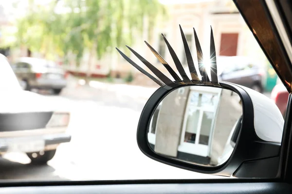 Coche con pestañas en retrovisor lateral al aire libre — Foto de Stock