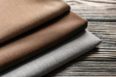 Tablo renkli kumaşlarda