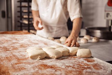 Tablo üzerinde ham buns 
