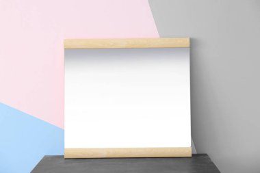 Tablo renkli duvarının yakınında modern ayna