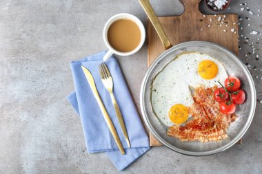 Geleneksel İngiliz kahvaltısı masada ile kompozisyon