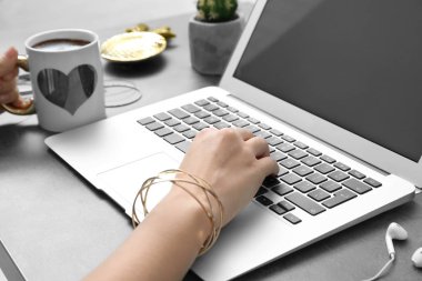 Dizüstü bilgisayar kullanan kadın