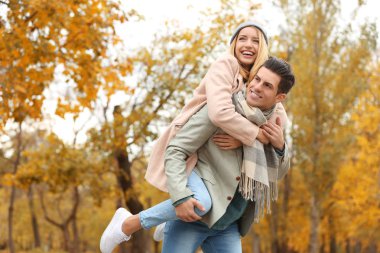 Parktaki genç çift.