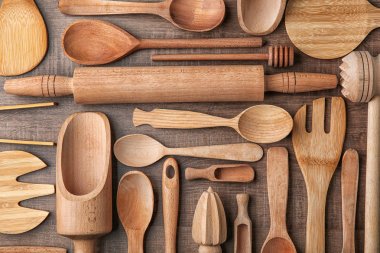 Tablo üzerinde çeşitli Ahşap mutfak gereçleri