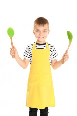 Mutfak aletleri ile sevimli çocuk