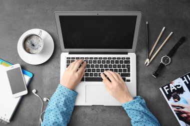 Dizüstü bilgisayar kullanan kadın