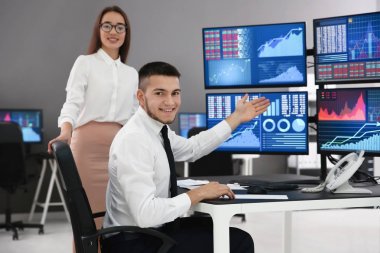 Ofiste çalışan hisse senedi yatırımcılarına