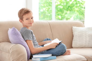 Sevimli küçük çocuk evde okuma