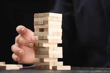 Jenga oyunu oynarken adam 