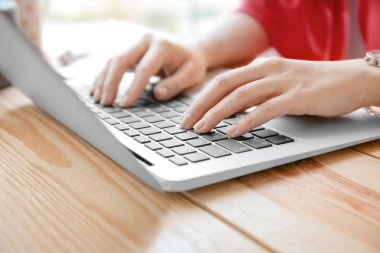 Dizüstü bilgisayar kullanan kadın