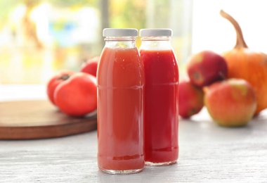 Taze meyve suları ile şişe 