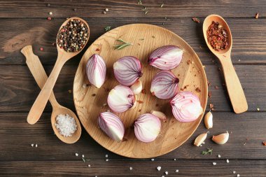 Ahşap plaka üzerinde kırmızı soğan dilimlenmiş