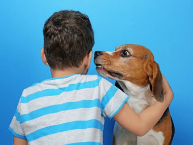 Sevimli çocuk ile köpek