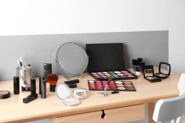 Ahşap tuvalet masasının üzerinde ayarla kozmetik