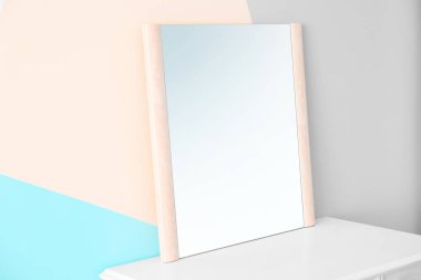 Tablo renkli duvarının yakınında modern ayna