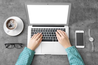 Dizüstü bilgisayar kullanan kadın