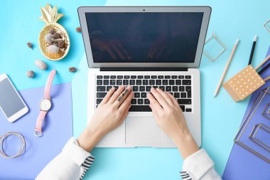 Dizüstü bilgisayar kullanan kadın 