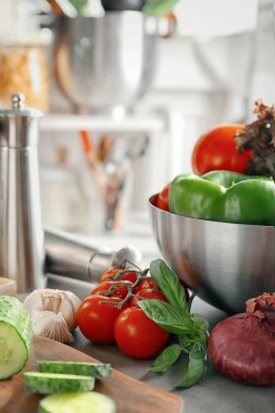 Masada sebze ile kompozisyon