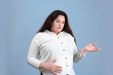 Şişman genç kadın.