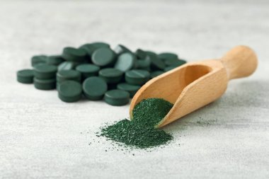 Spirulina tozu ile ahşap Kepçe