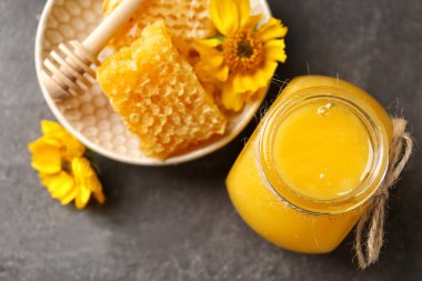 Kavanoz ve petek masada yemek aromatik tatlım