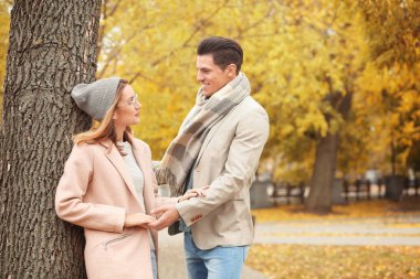 Parktaki genç çift.