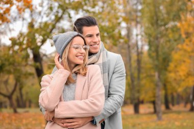 Parktaki genç çift.