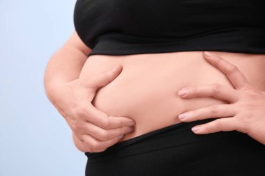 İç çamaşırlı şişman kadın. 