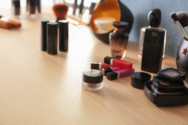 Tuvalet masasının üzerinde ayarla kozmetik