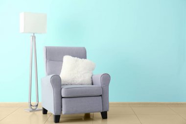 Yastık ile rahat koltuk