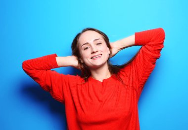 Renk arka plan üzerinde genç gülümseyen kadın