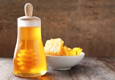 Kavanoz ve petek masada yemek aromatik tatlım