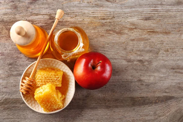 Composizione con miele e frutta — Foto Stock