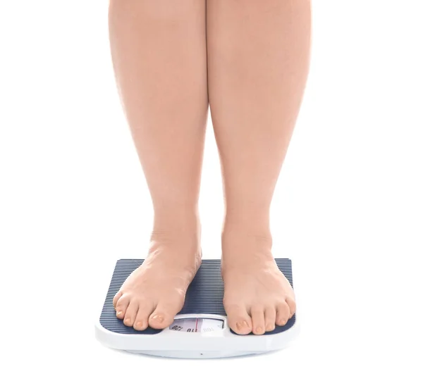 Избыточный вес женщины измеряет ее вес — стоковое фото