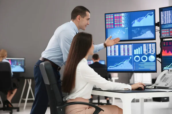 Stock traders working in office — Stock Photo, Image