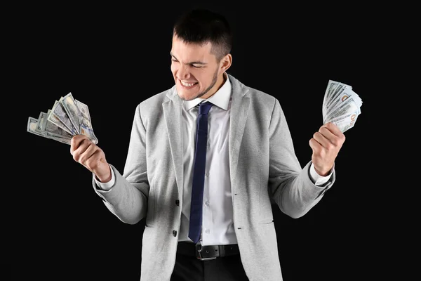 Hombre emocional en traje formal con dinero — Foto de Stock