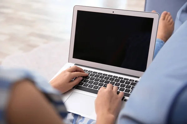 Mulher usando laptop em casa — Fotografia de Stock