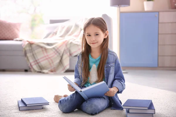 Nettes Kleines Mädchen Liest Hause Auf Dem Fußboden — Stockfoto