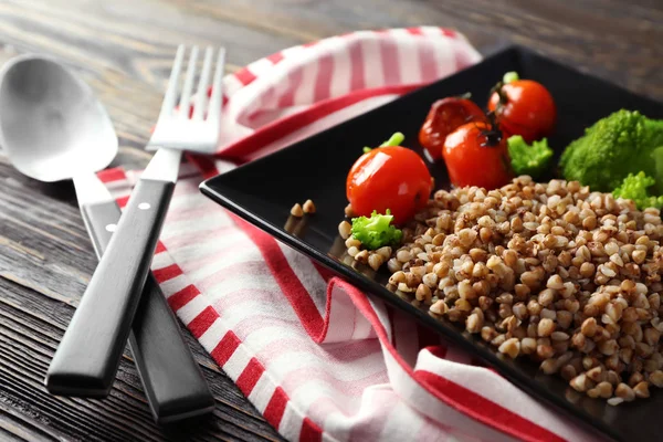 Buckwheat porridge and vegetables — Stock Photo, Image