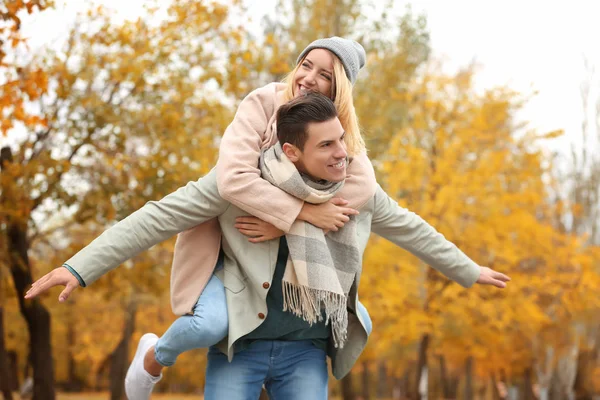 Jovem casal no parque — Fotografia de Stock