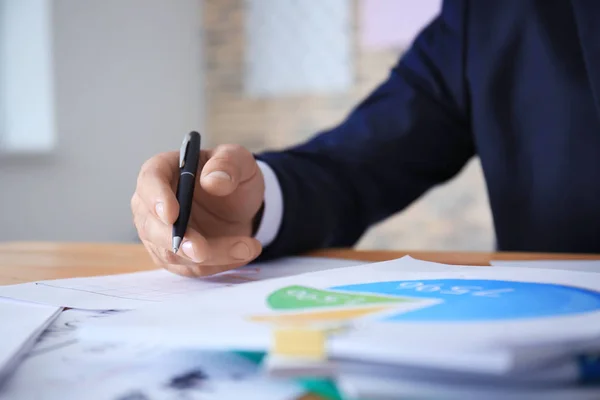 Zakenman met documenten en pen — Stockfoto