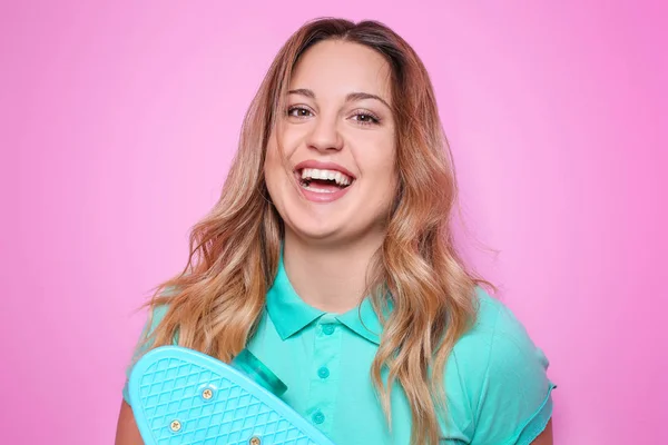 Mladá Usměvavá Žena Skate Desky Barvu Pozadí — Stock fotografie
