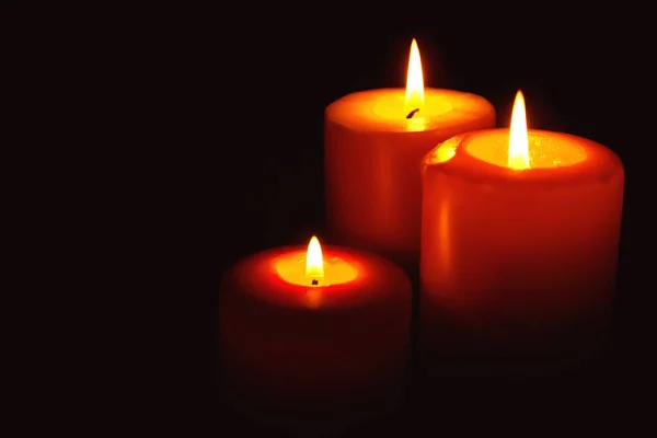 Candele accese su buio — Foto Stock